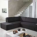 Avec ses lignes résolument modernes, le canapé « Midnight » du designer Ora Ito pour Made in Design se transforme en lit d’appoint. Sans accoudoir, sa forme joue sur le registre de la fluidité, où le confort est à son paroxysme.