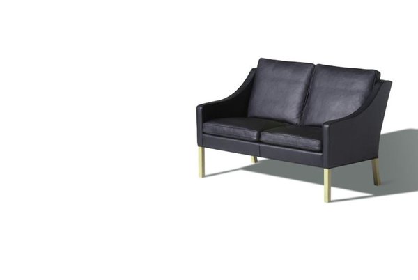 Conçu par le designer Borge Mgensen en 1963, le canapé « Shape » de La Boutique Danoise se recouvre entièrement de cuir, avec une garniture en plume d’oie et mousses de différentes densité, sur une structure en bois massif.