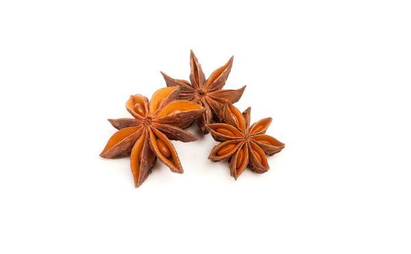 Appelée indifféremment anis étoilé ou badiane, l’épice se plaît à investir les cuisines du monde, pour parfumer les mets d’une saveur anisée subtiles emprunte d’une pointe de poivre et de réglisse.