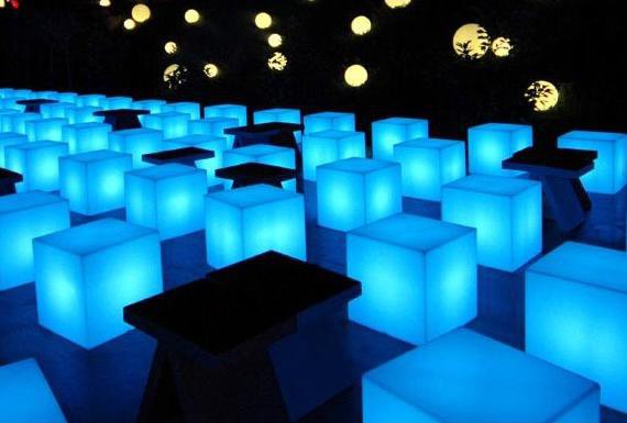 Modulaire, le cube « Cubo Out » sert de base à des compositions originales, afin de créer l’atmosphère qui vous correspond. Il peut servir à l’occasion de tabouret ou table d’appoint.
