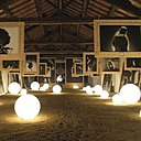 Imaginée par Giò Colonna Romano pour Slide, la sphère « Globo » se pose à même le sol du jardin, diffusant une douce lumière à l’image des astres dans un ciel étoilé.