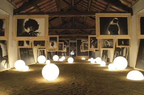 Imaginée par Giò Colonna Romano pour Slide, la sphère « Globo » se pose à même le sol du jardin, diffusant une douce lumière à l’image des astres dans un ciel étoilé.