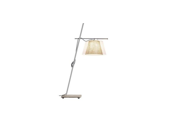 Conçu par Giordana Arcesilai pour antonangeli, le lampadaire « Miami F3 » est muni de roues, afin de se déplacer de l’intérieur vers l’extérieur. D’une allure classique, il présente un format XXL avec une hauteur de 255 cm.