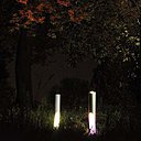 Pensée par Marco Merendi pour Fontana Arte, la lampe « Tooboo Outdoor » s’intègre au jardin par sa linéarité minimale. En aluminium, elle se présente sous la forme d’un tube oblique, avec un double éclairage vers le haut et vers le bas.