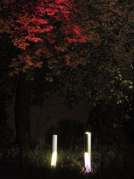 Pensée par Marco Merendi pour Fontana Arte, la lampe « Tooboo Outdoor » s’intègre au jardin par sa linéarité minimale. En aluminium, elle se présente sous la forme d’un tube oblique, avec un double éclairage vers le haut et vers le bas.