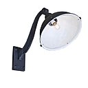 A l’esprit très industriel, cette lampe de façade d’entrepôt de Produit d’Intérieur Brut est mise en valeur par le métal. Intemporelle, elle fait montre d’une certaine robustesse, renforcée par sa couleur noir mat.