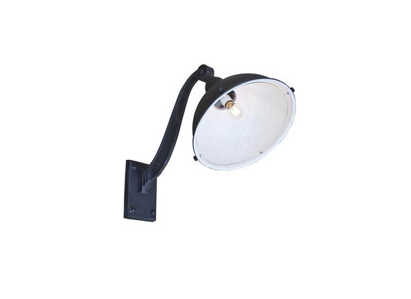 A l’esprit très industriel, cette lampe de façade d’entrepôt de Produit d’Intérieur Brut est mise en valeur par le métal. Intemporelle, elle fait montre d’une certaine robustesse, renforcée par sa couleur noir mat.