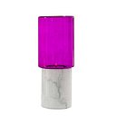 Mis en valeur par un piédestal en marbre, ce photophore de jardin de « Feel and co » permet de diffuser une douce lumière à la flamme vacillante d’une bougie, protégée par une coque en verre opaline de couleur.