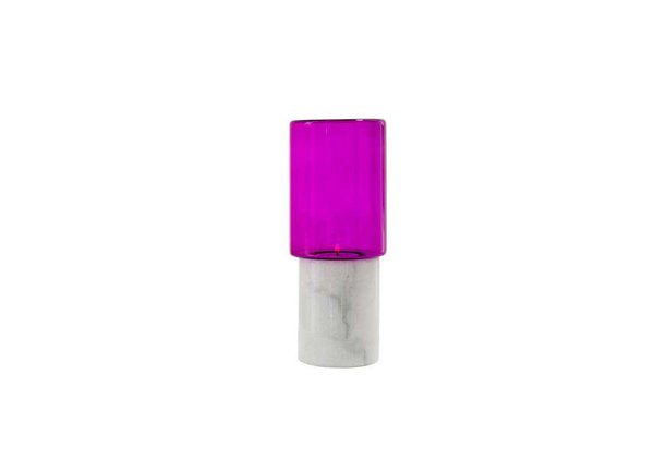 Mis en valeur par un piédestal en marbre, ce photophore de jardin de « Feel and co » permet de diffuser une douce lumière à la flamme vacillante d’une bougie, protégée par une coque en verre opaline de couleur.