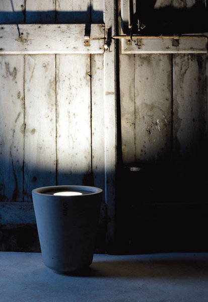 Conçue par Marco Merendo, la lampe extérieure de FR66 prend la forme d’un pot de fleurs en béton, afin de se fondre dans le jardin. Lorsque la lumière s’allume, la source semble irradier avec une certaine féerie.