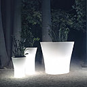 Dessinées par Ludovica + Roberto Palomba, ces jardinières « Bones » de Vondom sont munies d’un éclairage LED, afin de diffuser une douce lumière lorsque la nuit tombe sur votre jardin.