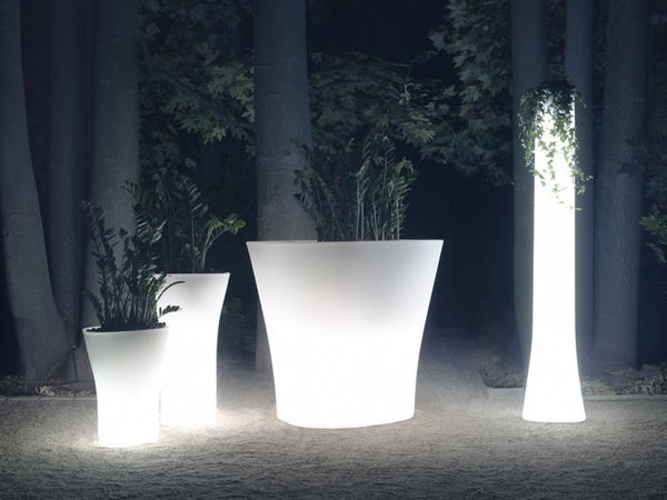 Dessinées par Ludovica + Roberto Palomba, ces jardinières « Bones » de Vondom sont munies d’un éclairage LED, afin de diffuser une douce lumière lorsque la nuit tombe sur votre jardin.