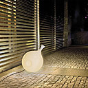 En polyéthylène blanc, l’abat-jour « Lua » d’Arturo Alvarez pour Arenas Collection se distingue par une forme élégante tout en rondeur, dont le charme crée une ambiance mystérieuse dans le jardin.