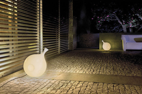 En polyéthylène blanc, l’abat-jour « Lua » d’Arturo Alvarez pour Arenas Collection se distingue par une forme élégante tout en rondeur, dont le charme crée une ambiance mystérieuse dans le jardin.