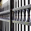 Repeindre une grille en fer forgé n’a rien d’un travail d’Hercule, puisqu’il suffit de posséder le matériel adapté pour arriver au bout de la tâche sans peine, même si le bricolage n’est pas votre marotte.