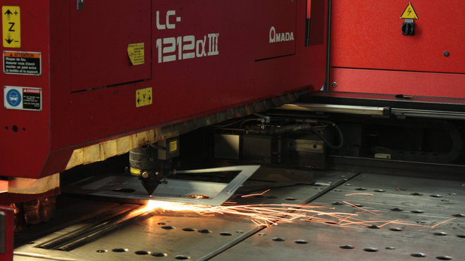 Découpe d'une pièce au laser pour la fabrication d'un fourneau. Découpe d'une pièce au laser pour la fabrication d'un fourneau.