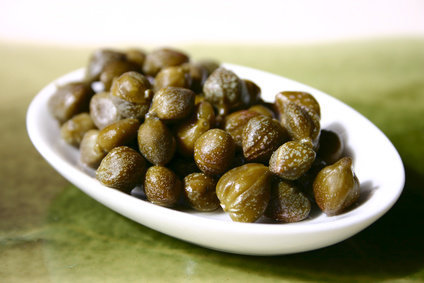 Dans le câprier, tout est bon : les câpres servent d’aromates, les feuilles se cuisinent en salade et son fruit le câpron se prépare un cornichon ; pour une cuisine hautement méditerranéene.