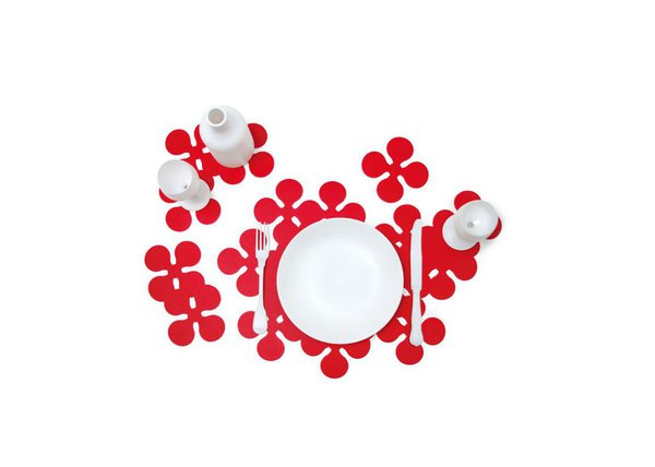 En plastique polypropylène, le set et sous-verre « Orchid » de Charlotte Lancelot pour Konstantin Slawinski transforme la table en un tapis de fleurs, où le service est mis en valeur par la fraîcheur du printemps.