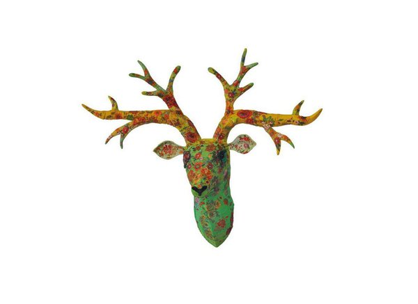 Dessiné par Magda Van Der Vloed, le trophée « Elan Fleuri » de Mahatsara prend forme sur une structure en fil métallique, avec pour motif imprimé des images florales des années 50 dans un esprit vintage.