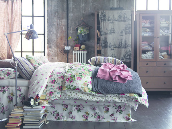 Rien ne vous empêche de mélanger les motifs floraux à l’image de cette présentation d’Ikéa, qui n’hésite pas à déposer des bouquets aux formes et couleurs variées sur sa parure de lit, le tout dans un esprit traditionnel.