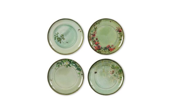 Les designers Rachel et Benoît Convers réalisent pour Ibride un ensemble de quatre assiettes, où la poésie prend corps dans le graphisme. Les « Yuan » de Made in Design jouent sur le charme suranné du rétro à l’esprit onirique.