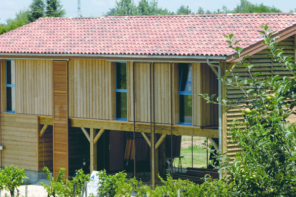 Depuis quelques temps, le toit en pente est moins apprécié par les constructeurs, qui le considèrent comme trop traditionnel. Malgré tout, Terreal persiste à prouver sa valeur en matière de réduction des ponts thermiques.