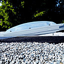 Avec un toit plat, rien de plus simple pour disposer d’un espace de vie supplémentaire à l’extérieur de la maison, en créant une véritable terrasse. Une fenêtre coupole de Velux permettra en outre de fournir des puits de lumière dans les pièces sombres.