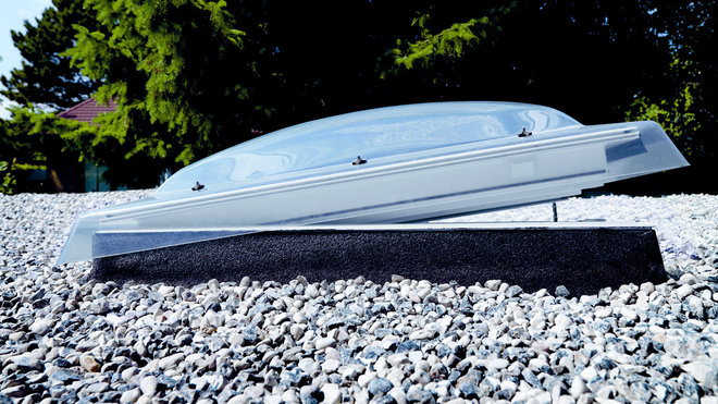 Avec un toit plat, rien de plus simple pour disposer d’un espace de vie supplémentaire à l’extérieur de la maison, en créant une véritable terrasse. Une fenêtre coupole de Velux permettra en outre de fournir des puits de lumière dans les pièces sombres.