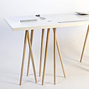 Proche d’une table d’atelier, le bureau « Caterpillar Covo » d’Homology se différencie par un piètement original, dont la multitude donne l’impression d’un mouvement continuel comme un clin d’œil à la chenille.