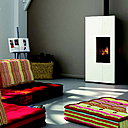 Cette cheminée marie une structure en métal et une façade en pierre du Lubéron. H 183 cm. Chambre de combustion incluse. Nairobi. Brisach.