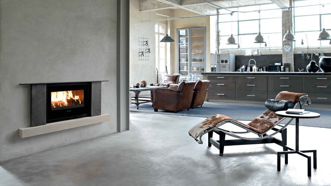 Une cheminée particulièrement distinguée. 6 couleurs de pierre au choix. 7 couleurs de panneaux au choix. Rendement 77 %. L 146,1 x 70 cm. Cheminées Olympie. Cheminées Richard Le Droff.