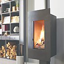 Afin de faire monter plus rapidement la température, le poêle « Osaka » de Panadero chez Castorama se fait dans la massivité, avec sa forme très géométrique. A l’instar d’un cadre de tableau, il permet de mettre en valeur le feu de bois.