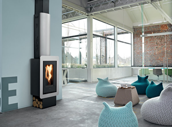 Sans modifier la construction de votre maison, le poêle « Mikado » de Richard le Droff se rapproche de l’esthétique d’une cheminée, avec son cadre argenté. Il s’installe en toute simplicité contre un mur, sans encombrer l’espace.