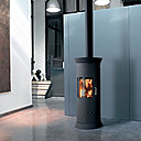 Muni d’un range accessoire et d’un système vitre propre, le poêle « Colysée » de Supra permet de changer la perception de l’espace, en donnant une impression de hauteur plus importante.