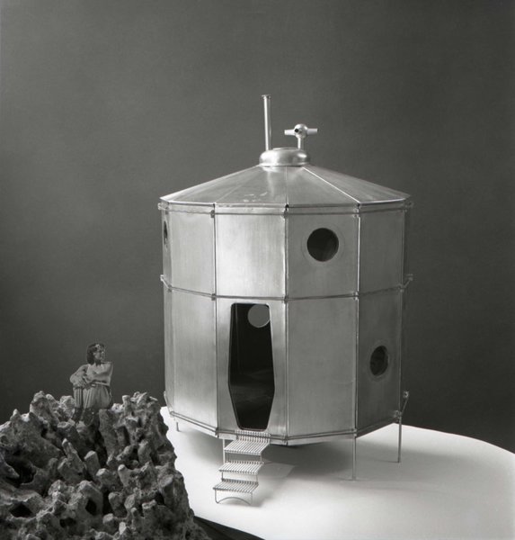 Grâce à la collaboration de la fille de Charlotte Perriand, Pernette Perriand-Barsac, qui fut l’assistante de sa mère pendant 20 ans, une maquette du refuge Tonneau de 1938 a été conservée, ainsi que des plans.