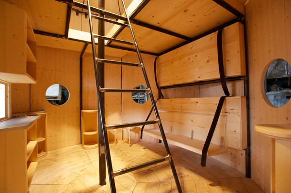 Au rez-de-chaussée, la pièce à vivre équipée comme un studio  devient chambre à coucher pour 2 personnes, la nuit venue.