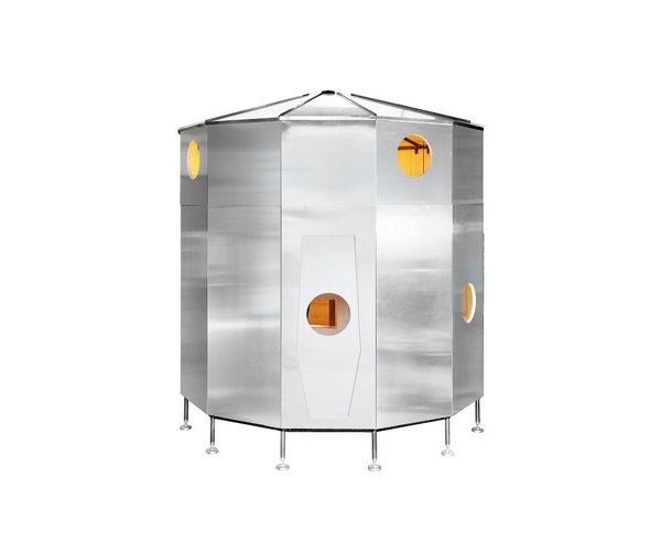 Les ouvertures circulaires en forme de hublots et la volumétrie évoquent l’univers de l’aéronautique.