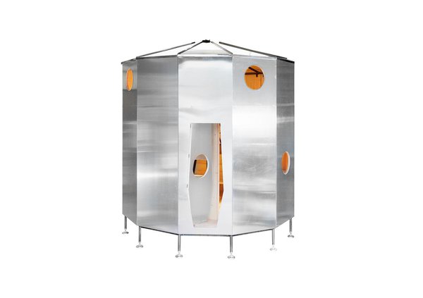 La structure métallique est recouverte de panneaux d’aluminium et surmontée d'un grand parasol de 12 baleines.