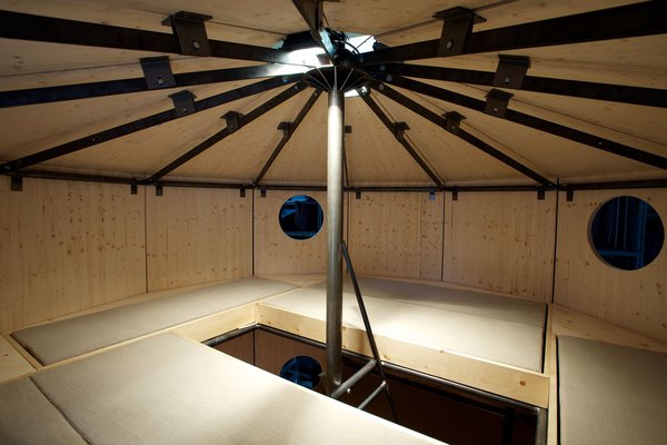 Sous la toiture en forme de parapluie, un espace nuit, auquel on accède par une échelle, qui accueillent 4 couchages au sol, 2 de 2 places chacun et 2 d’une seule place.