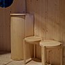 Véritable écrin en sapin, l’intérieur intègre des rangements et des pièces de mobilier basiques et essentielles.
