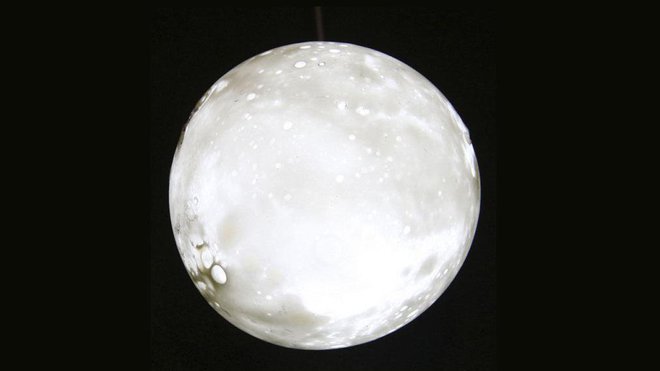 Mise en valeur par le verre soufflé à la bouche, cette suspension « Planète » de Semeur d’Etoiles est une réalisation du designer Ludovic Clément d’Armont. De quoi donner à votre plafond la splendeur d’un ciel d’été. Mise en valeur par le verre soufflé à la bouche, cette suspension « Planète » de Semeur d’Etoiles est une réalisation du designer Ludovic Clément d’Armont. De quoi donner à votre plafond la splendeur d’un ciel d’été.