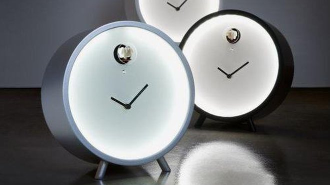 De forme épurée, l’horloge Plex est une réinterprétation du coucou traditionnel. Avec son éclairage de Leds, il diffuse une douce lumière, qui met en valeur le petit oiseau lorsqu’il sort annoncer l’heure. De forme épurée, l’horloge Plex est une réinterprétation du coucou traditionnel. Avec son éclairage de Leds, il diffuse une douce lumière, qui met en valeur le petit oiseau lorsqu’il sort annoncer l’heure.