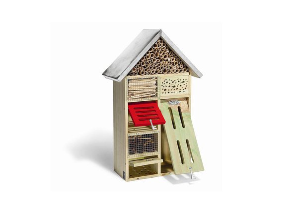 Fabriqué en bois et métal, l’hôtel à insectes de Nature et Découvertes permet à différentes espèces de se reposer et de passer l’hiver à l’abri. Les aménagements compartimentés sont conçus comme de véritables chambres, où le confort est de première classe.
