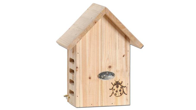 Cette construction en bois munie de fentes sur le côté est spécialement conçue par Magellan comme abri à coccinelles. Remplie de feuilles de papier froissé ou de paille sèche, elle accueille pendant l’hiver la bête du bon dieu.