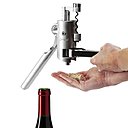 L’ouverture se fait facile et sans effort, avec le tire-bouchon à levier « LMG10 » de Screwpull pour Le Creuset. Alliant technologie de pointe et ergonomie, il extrait aussi bien les bouchons de liège que les synthétiques.