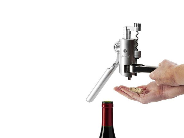 L’ouverture se fait facile et sans effort, avec le tire-bouchon à levier « LMG10 » de Screwpull pour Le Creuset. Alliant technologie de pointe et ergonomie, il extrait aussi bien les bouchons de liège que les synthétiques.
