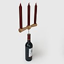 Pour un dîner romantique, la bouteille de bon vin s’impose, comme ce tire-bouchon « Chandelier » d’Atypyk. Muni de trois aménagements pour bougie, il se transforme en un bougeoir original.