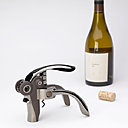 Avec une poignée adaptable à tous les types de goulots, le tire-bouchon « Baltaz » de Peugeot Saveurs est muni de poignées maintenant la stabilité de la bouteille, pour une meilleure extraction du bouchon.