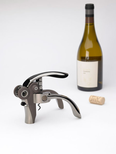 Avec une poignée adaptable à tous les types de goulots, le tire-bouchon « Baltaz » de Peugeot Saveurs est muni de poignées maintenant la stabilité de la bouteille, pour une meilleure extraction du bouchon.