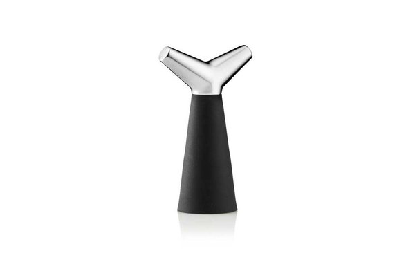 Conçu pour devoir fournir un minimum d’effort, le tire-bouchon d’Eva Solo ne nécessitera plus des muscles en acier, pour ouvrir une bouteille de vin. Une simple rotation de la poignée permet au bouchon de remonter pour libérer le nectar.